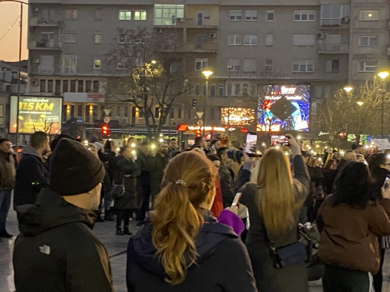 Građani Bijeljine odali počast žrtvama tragedije u Novom Sadu: 15 minuta tišine!