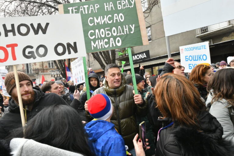 I glumci „pumpaju“: Tika Stanić, Andrija Milošević i Ivan Jevtović na velikom protestu u Kragujevcu (FOTO)