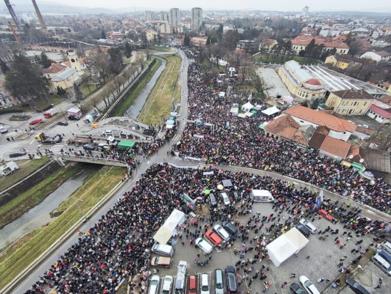 Slike i snimci iz drona koje ostavljaju bez daha: Kragujevac ne pamti ovoliki broj ljudi na ulicama, a biće ih još više