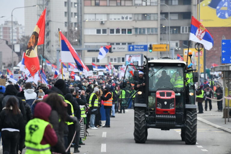 Poljoprivrednici blokirali zgradu Opštine Rača, studenti najavili novi marš na još jedan veliki protest