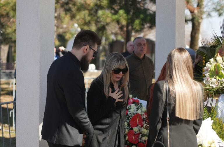 Sahrana Saše Popovića: Suzana Jovanović prima saučešće u suzama FOTO