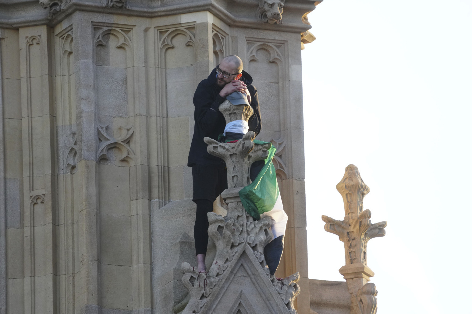 Drama u Londonu: Muškarac sa zastavom satima na vrhu Vestminsterske palate FOTO/VIDEO