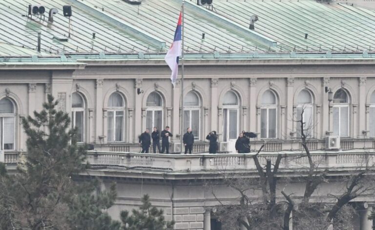 Šta grupa ljudi obučenih u crno drže na terasi Predsedništva Srbije? FOTO