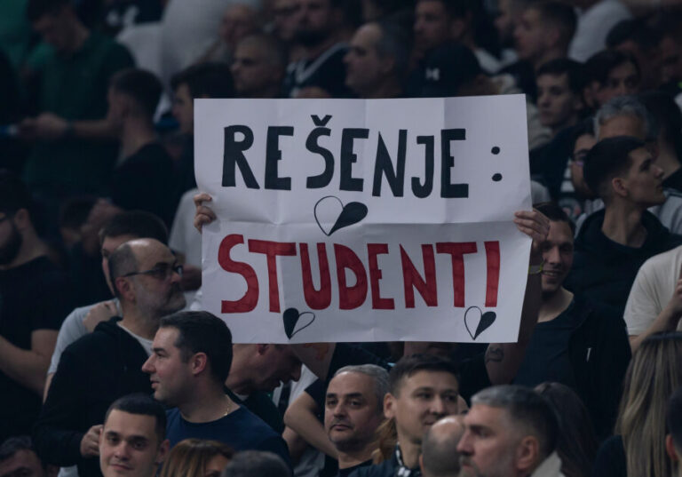 „Grobari“ u Areni nisu dozvolili da se ukloni transparent za studente