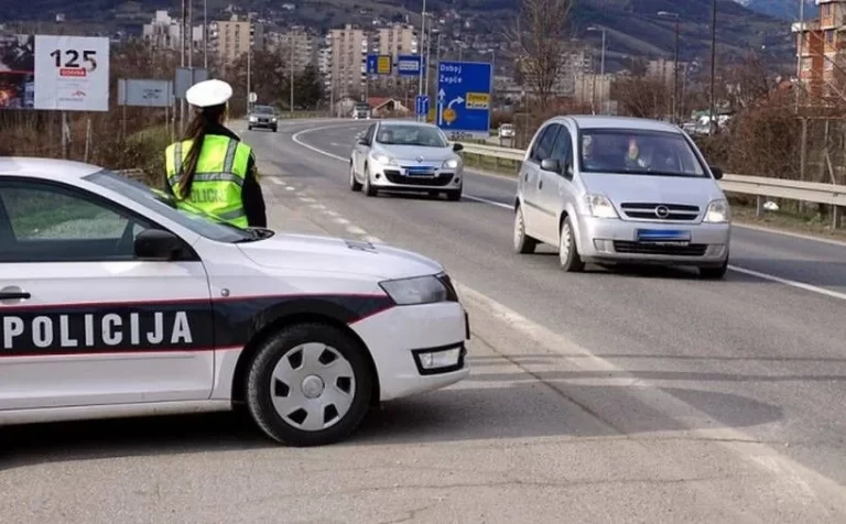 U sudaru tri vozila u Tuzli teško povrijeđen mladić