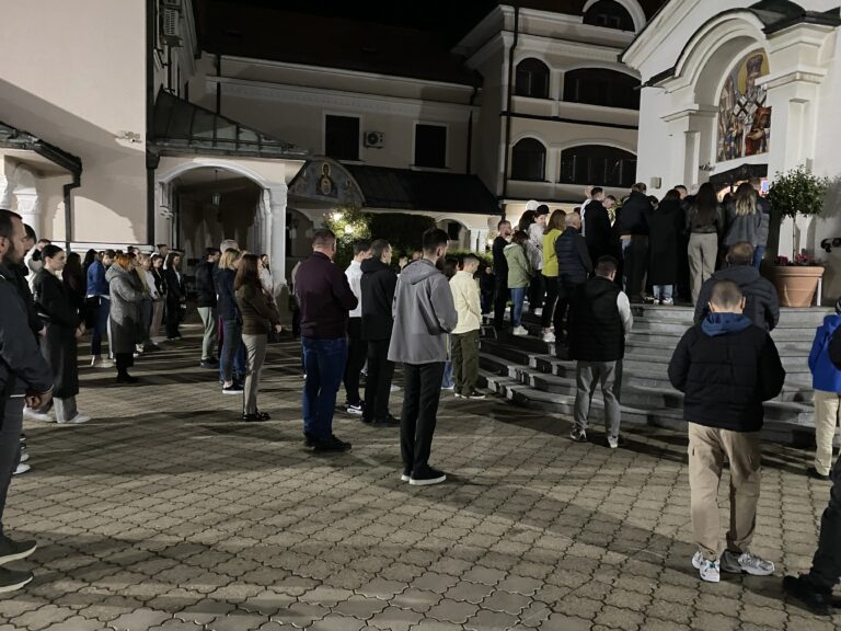 Počela vaskršnja bogosluženja u hramovima širom Semberije: Ponoćna liturgija u manastiru Svetog Vasilija Ostroškog