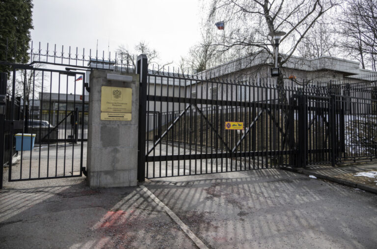 Napad na rusku ambasadu 11. put: Iz drona bačena posuda sa bojom; „Obuzdajte svoje ultraše“