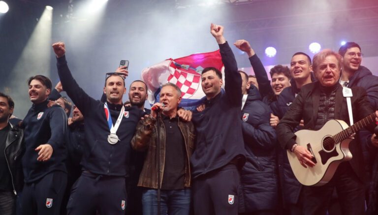 Hrvati izračunali: Tompsonu milioni, članovima benda crkavica FOTO