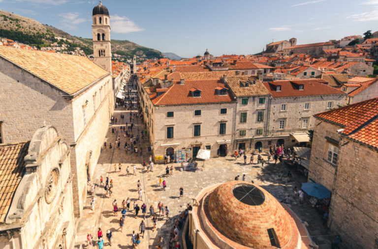 Na Stradunu roj pčela: Neki su i bježali