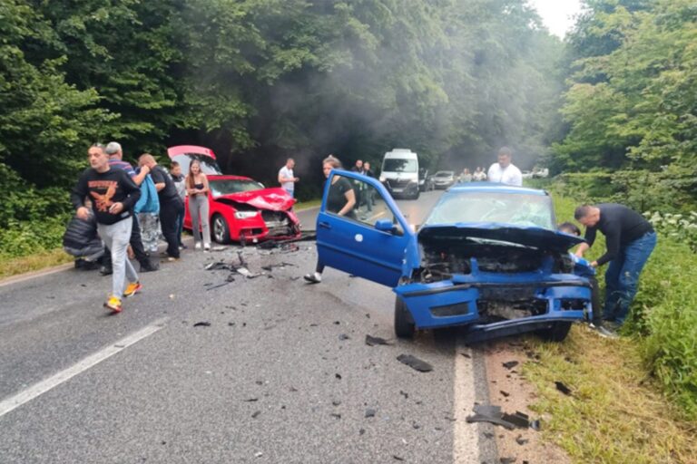 Teška saobraćajna nesreća kod Milića, četiri osobe povrijeđene: Saobraćaj potpuno obustavljen