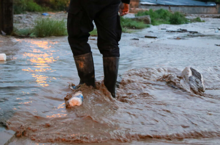 Bujica oborila ženu, automobili do pola u vodi; Obilne padavine izazvale poplave širom Srbije FOTO/VIDEO