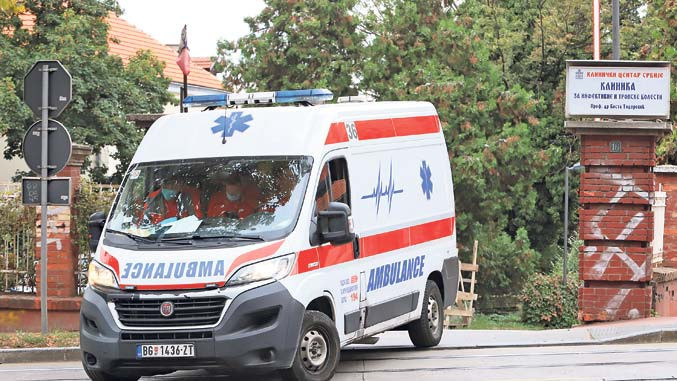 Školska klupa pala na djevojčicu, ljekari se bore da joj spasu prst
