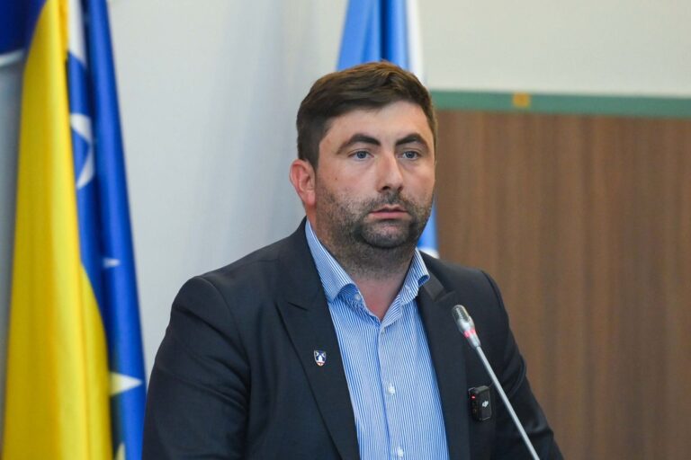 Skupština Grada Bijeljina: „Mi smo pred bankrotom, nema plata, budžet očerupan za 19.5 miloona KM“; Petrović: „Krivi su novinari“