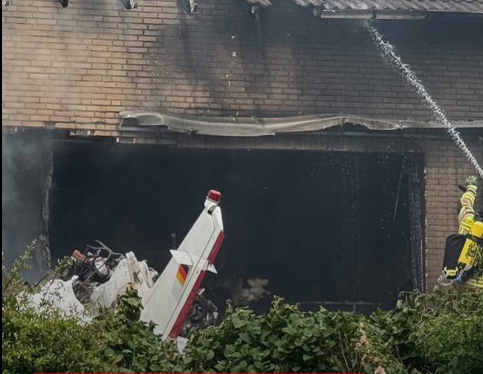 Avion se srušio na stambenu zgradu – u toku je velika operacija spasavanja FOTO