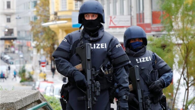 Drama u Beču: Muškarac pucao iz pištolja uz „Alahu akbar“; Istraga u toku VIDEO