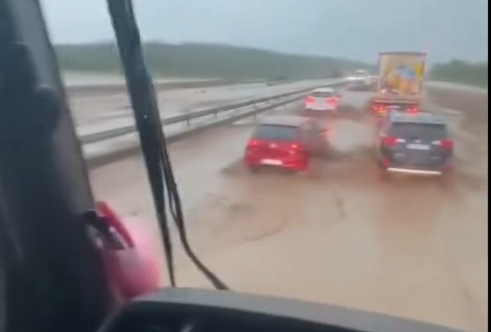 Potop epskih razmjera na auto-putu kod Mihajlovca! Automobili kao čamci, probijaju se kroz vodu FOTO