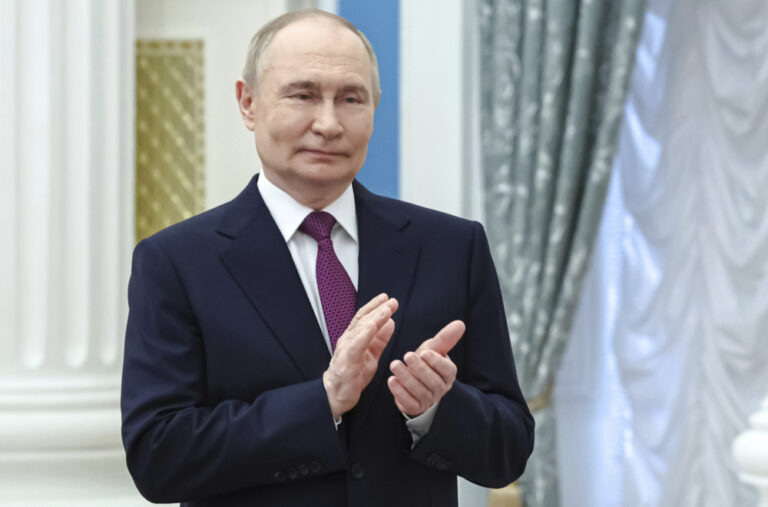 Rusi u redovima čekaju da kupe majice sa citatima Putina FOTO/VIDEO