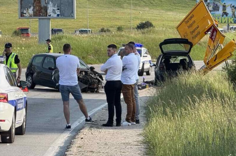 Strašna nesreća na Zlatiboru: Auto se odbio o drugi; Djelovi automobila rasuti po putu FOTO