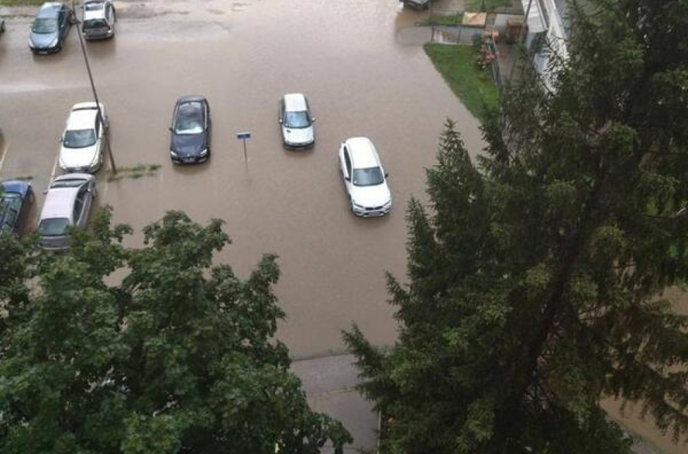 Nezapamćeno nevreme u ovom gradu u Srbiji: Potopljene ulice, oborena stabla; Ljudi ne mogu da priđu kućama