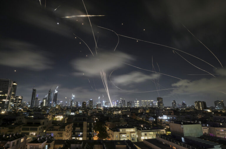 Pogođen centar Mosada; Na meti i skladišta raketa; Tramp planira napad? FOTO/VIDEO