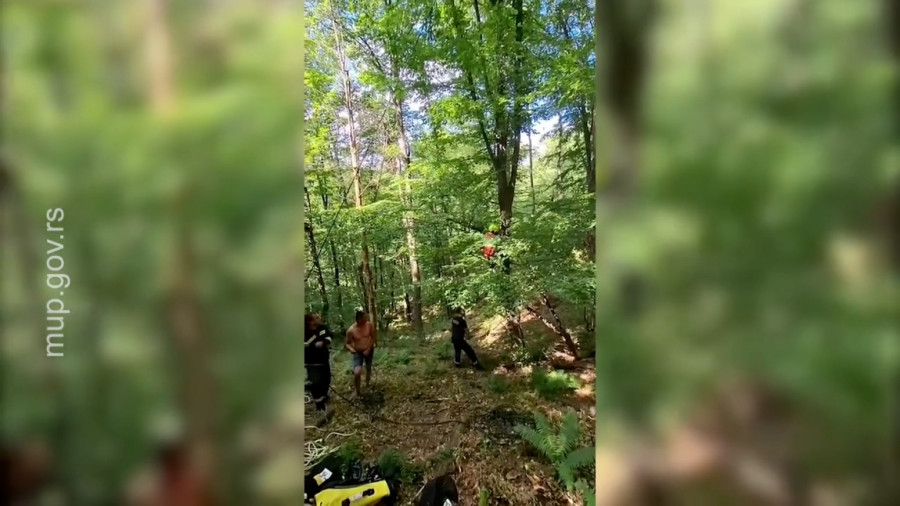 Drama na nebu iznad Čačka: Praglajderista izgubio kontrolu i pao u drveće, izvlačili ga spasioci FOTO