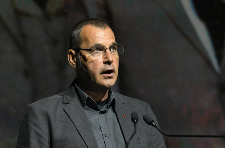 Do juče podržavao studente, a sad ih naziva nasilnicima i huliganima