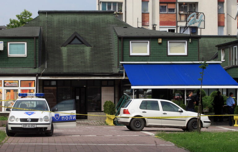 Više vozila policije ispred kafića u Banjaluci