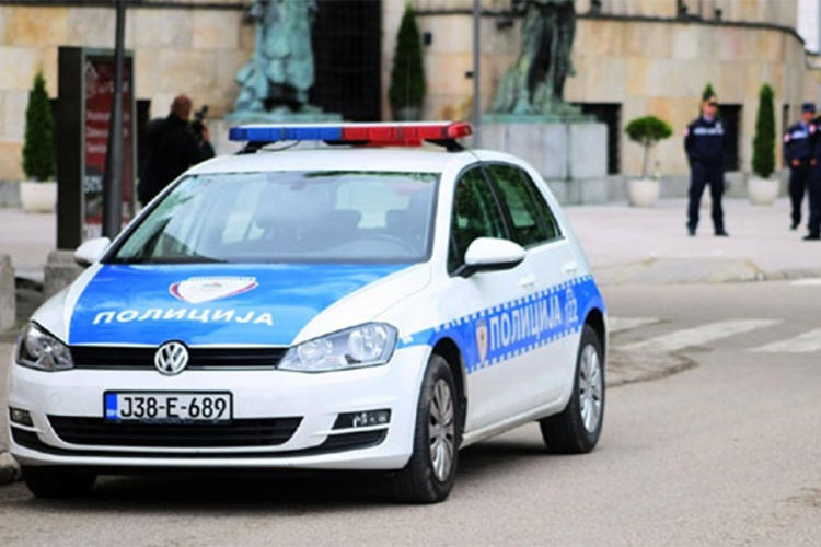 Udes kod kasarne na Manjači, smrskano vozilo