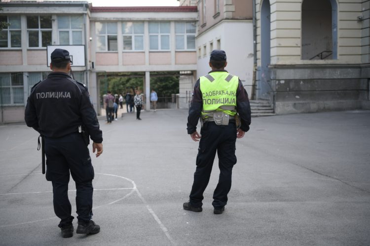 Incident u školi na Novom Beogradu; Dečak u školu došao s nožem i spiskom za odstrel