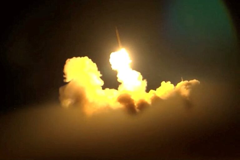 Bomba od 15 tona? Bombarderi bacili razarač bunkera; Sa podmornica lansirano 30 raketa