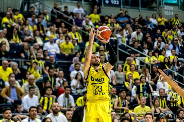„Gori“ Istanbul: Gudurićev Fener srušio Alimpijevićev Bešiktaš!