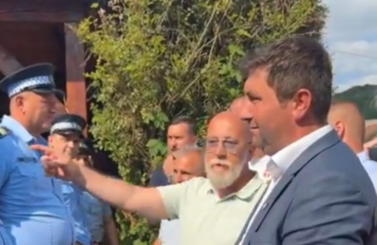Ljubiša Petrović predvodi nezadovoljne građane ispred kuće Milana Miličevića FOTO