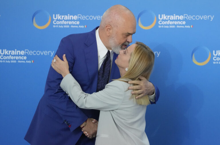 Uprkos molbama – Edi Rama na koljenima, ponovo