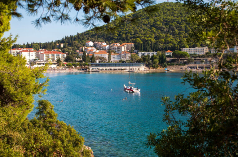 Skandalozan snimak iz Dubrovnika: Mladići k’o od majke rođeni plutaju na gumenom dušeku
