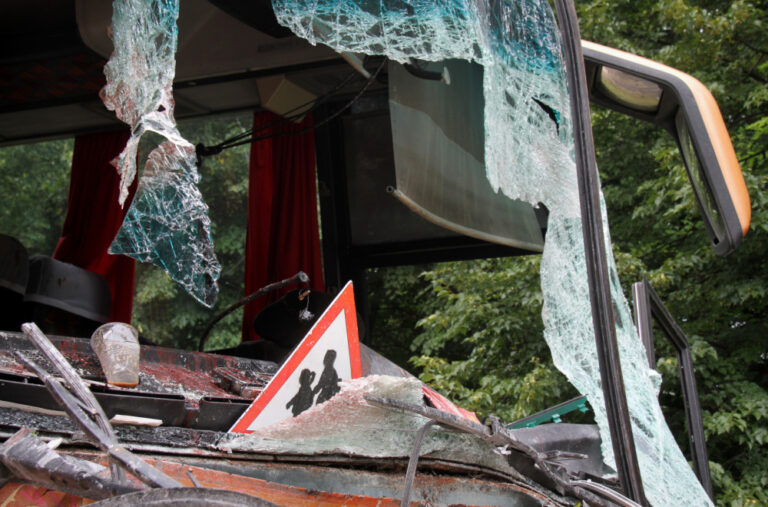 Jeziva nesreća školskog autobusa: Dijete poginulo, ima povrijeđenih FOTO