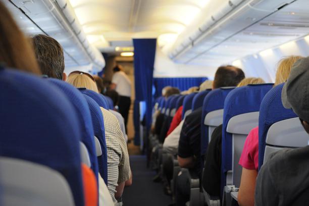 Putnik u avionu urlao da ima bombu i Alahu akbar; Savladao ga Srbin! Snimak je šokantan VIDEO