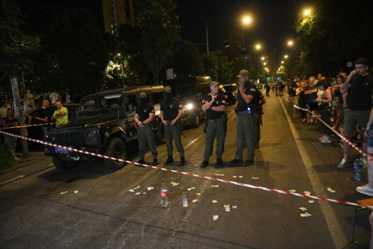 „Kakvo brukanje u Zemunu“: Scena jučerašnje igre građana sa policijjom zapalila mreže