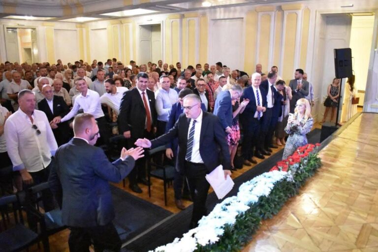 Delegati opštinskog odbora Srpske demokratske stranke Lopare na svečanoj akademiji povodom 35 godina SDS-a