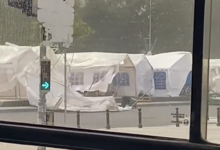 „Ljudi, odlete Ćacilend!: Brzo uhapsite vjetar“