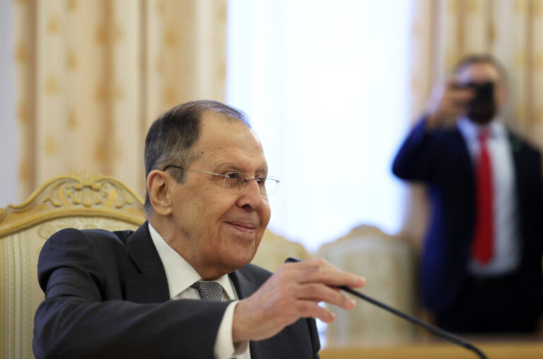 Lavrov na Aljasci u dukserici „SSSR“: Objasnio novinarima kakav je stav Rusije VIDEO