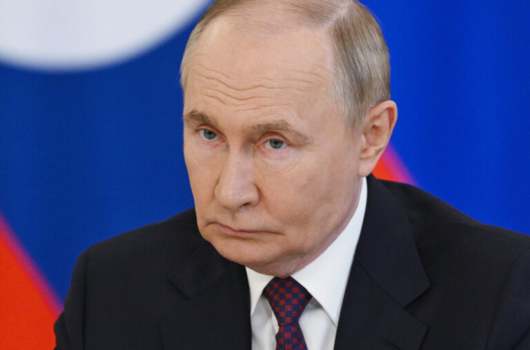 Amerikanac javno imitirao Putina, pa se uplašio: „Poznat je po trovanju“ FOTO/VIDEO
