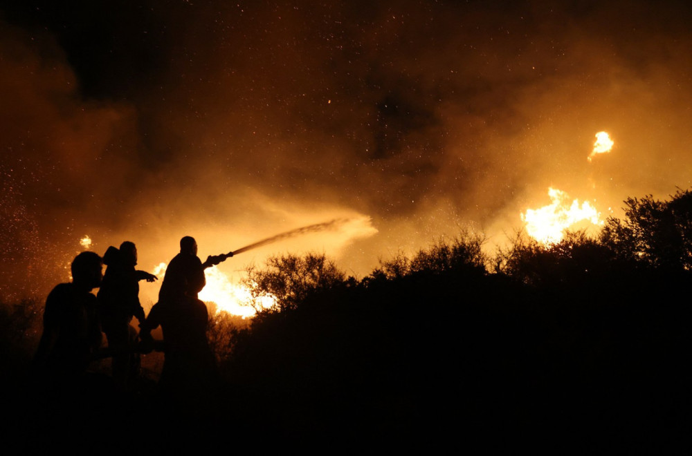 Apokaliptične scene u Grčkoj: Požar guta sve pred sobom; Vatra ide ka moru, ljudi panično beže FOTO/VIDEO