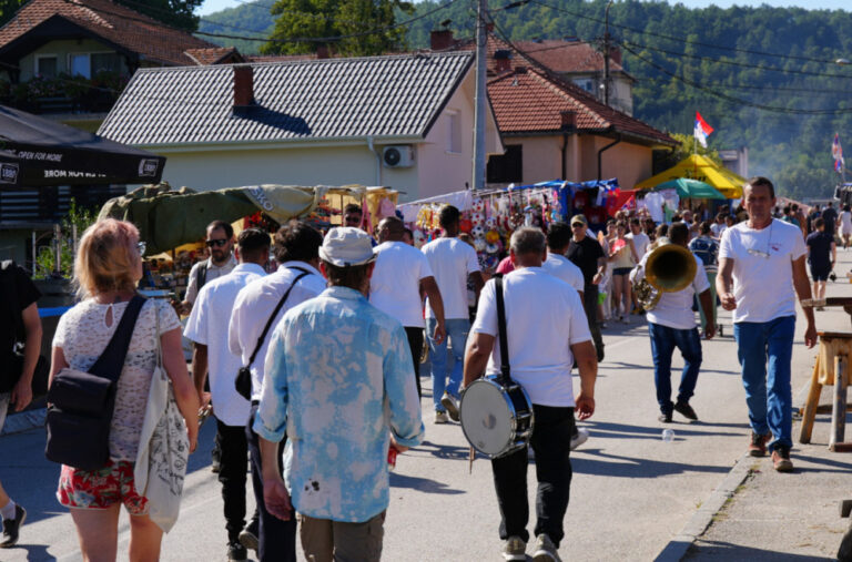 Cijene u Guči „bodu oči“: Kafa 200, pivo 400 dinara… FOTO