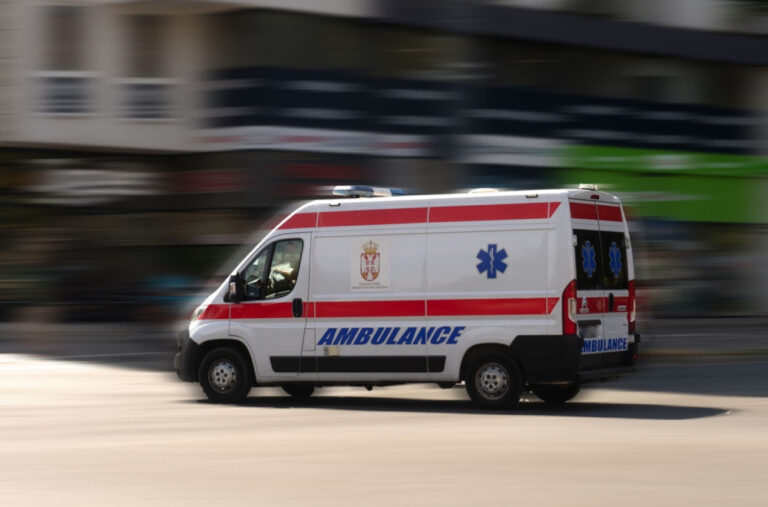 Teška saobraćajka na Zrenjaninskom putu: Povređene tri osobe