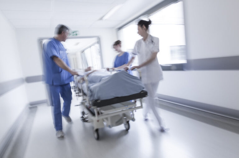 Grčki pjevač uhapšen, pa prisilno hospitalizovan FOTO