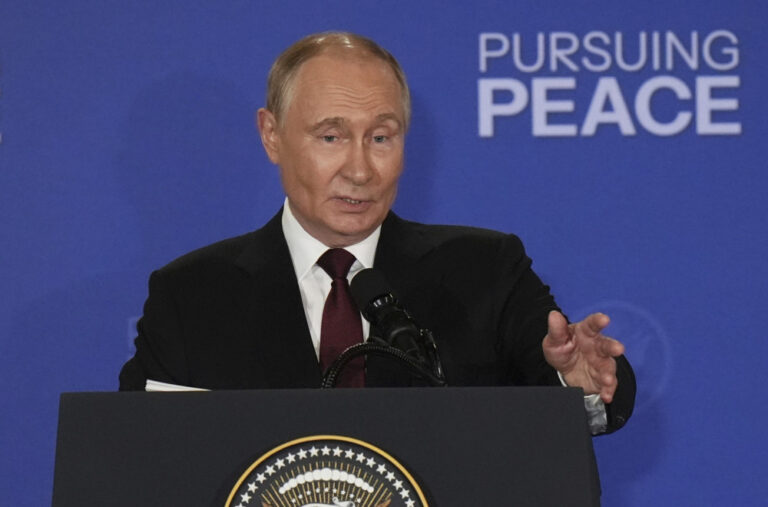Fekalije Vladimira Putina čuvaju se u koferu, a razlog je bizaran