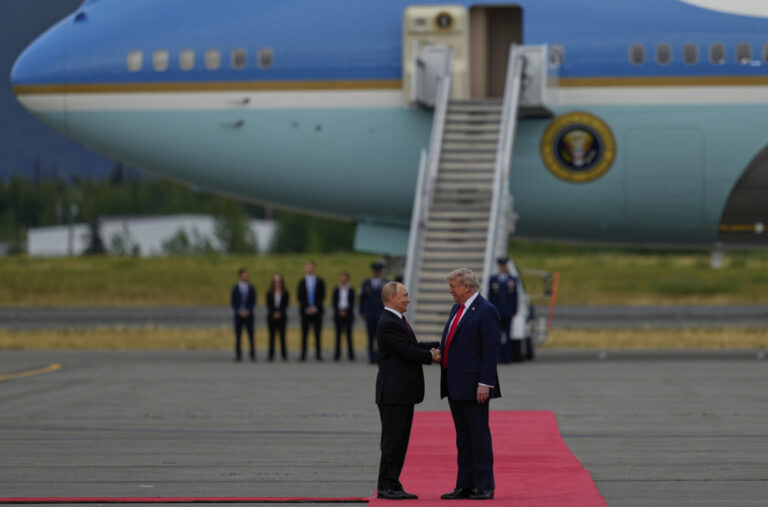 Ovo je promaklo svima na Aljasci: Putin donio poseban i skup poklon za ovog Amerikanca FOTO/VIDEO