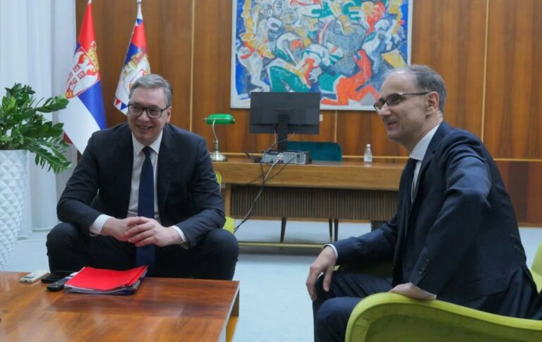 Prizor sa protesta koji brutalno iskreno govori šta građani Srbije misle o odnosu Vučića i Macuta