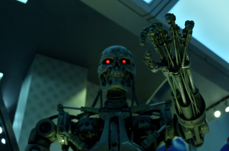 Kameron se plaši da bi „Terminator“ mogao da postane stvarnost zbog AI