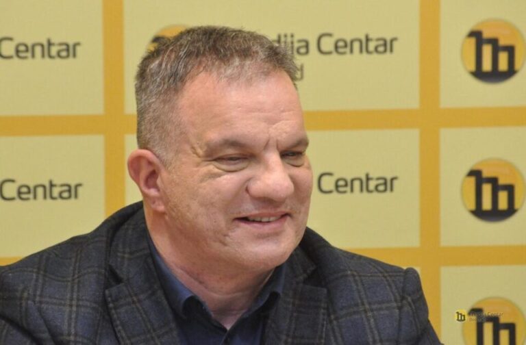 Fotografija ministra prosvete Dejana Vuka Stankovića na kojoj mu je „otkopčan šlic“, a okružen je djecom zgrozila internet